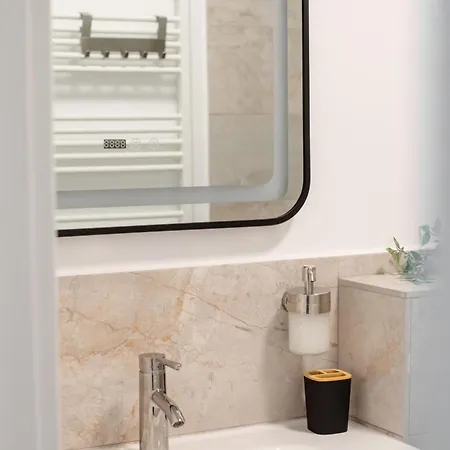 Beautiful New Super Location Apartment *