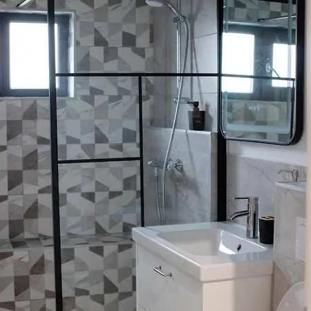 Beautiful New Super Location Apartment *